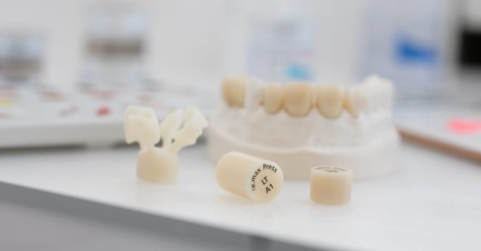 Ossido di zirconio o disilicato di litio IPS e.max? L'imbarazzo della scelta del materiale dentale