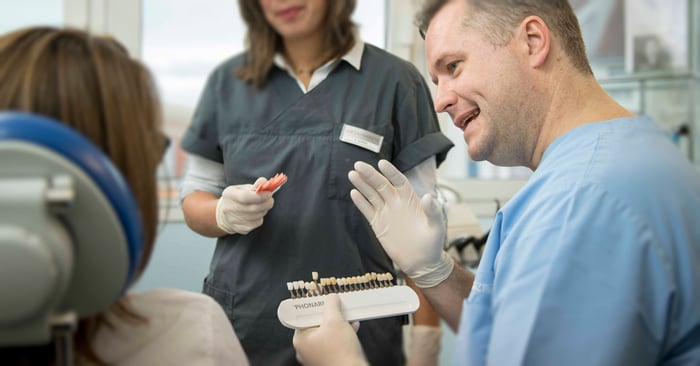 Conventionnelle ou personnalisée : vos patients savent-ils quel type de prothèse complète ils veulent ?